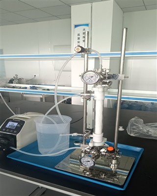 Sistemi iz laboratorijskih votlih vlaken TFF v biofarmacevtski obdelavi na ni...